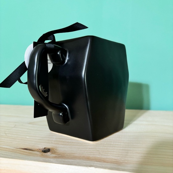 NWT Rae Dunn Ceramic TRICK OR TREAT Coffin Shaped Mug Black & White Bats - Picture 3 of 7